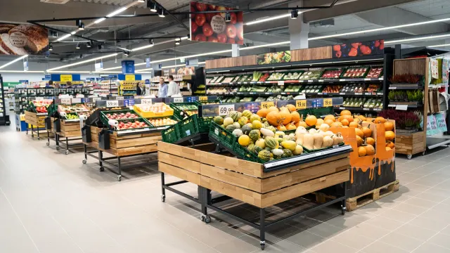 แผนกผักและผลไม้ในร้าน Tesco ในสาธารณรัฐเช็ก ธุรกิจที่ Ahold Delhaize ตกลงซื้อ