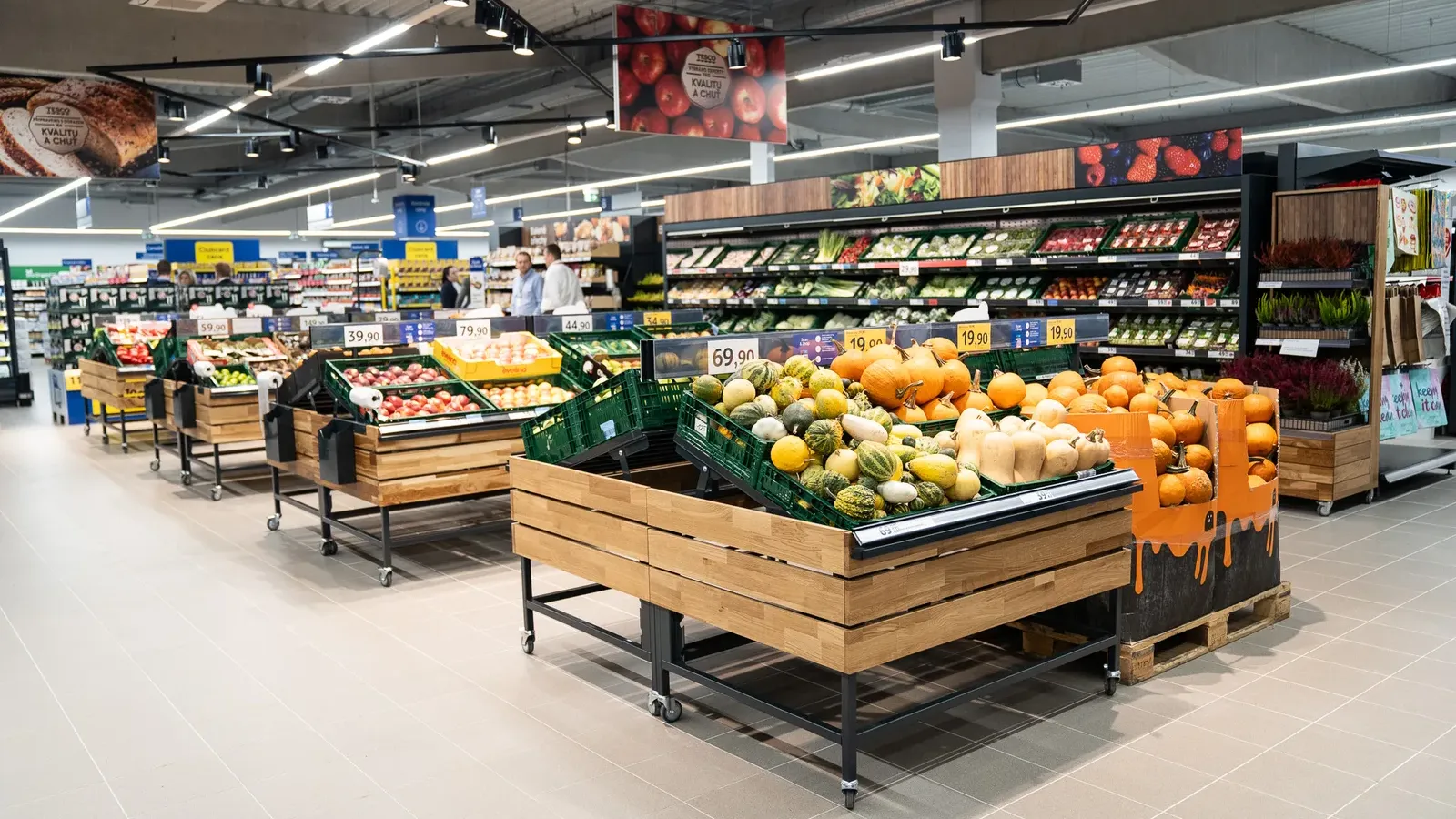 แผนกผักและผลไม้ในร้าน Tesco ในสาธารณรัฐเช็ก ธุรกิจที่ Ahold Delhaize ตกลงซื้อ