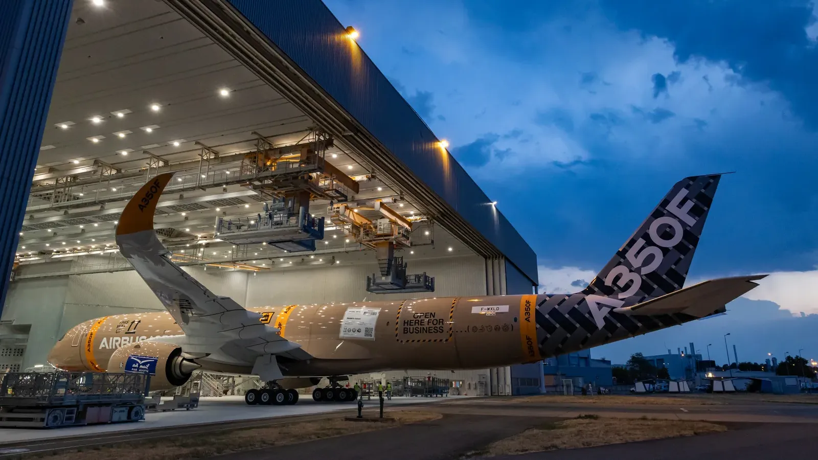 เครื่องบิน Airbus A350F จอดหน้าโรงเก็บเครื่องบิน ประกอบข่าวประมาณการฝูงบินขนส่งสินค้า 2045 ของ Airbus