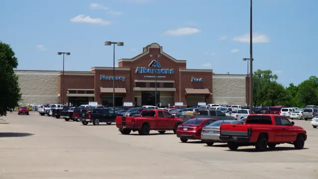 ซูเปอร์มาร์เก็ต Albertsons สาขาเมือง Weatherford รัฐเท็กซัส ด้านหน้ามีป้าย Pharmacy และ Food ถ่ายเมื่อพฤษภาคม 2017