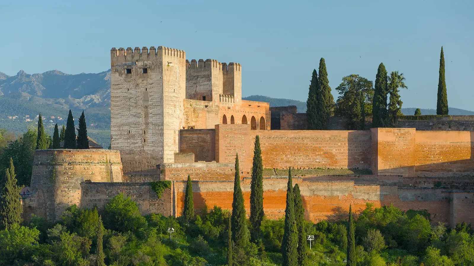 พระราชวัง Alhambra ส่วน Alcazaba บนเนิน Sabika มองจาก Mirador de San Nicolás ยามเย็น ภาพถ่ายเดือนเมษายน 2024