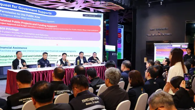 การประชุมรับฟังผู้ประกอบการที่ได้รับผลกระทบจากน้ำท่วม ณ นิคมอุตสาหกรรมอมตะซิตี้ ชลบุรี เมื่อ 8 ตุลาคม 2026 บนจอแสดงรายการข้อเรียกร้องต่อภาครัฐ Request for Government Supports