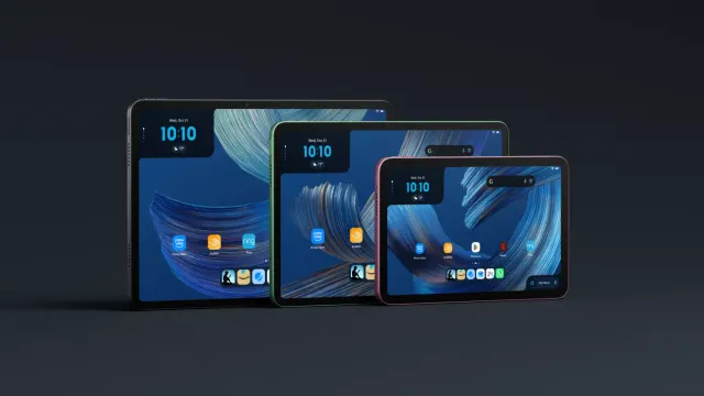 Alexa Tablet สามขนาด 12 นิ้ว 11 นิ้ว และ 8 นิ้ว วางซ้อนกันบนพื้นหลังสีเข้ม
