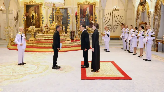 พระบาทสมเด็จพระเจ้าอยู่หัว และสมเด็จพระนางเจ้า ฯ พระบรมราชินี เสด็จออก ณ พระที่นั่งอัมพรสถาน พระราชวังดุสิต วันที่ 21 กันยายน 2569