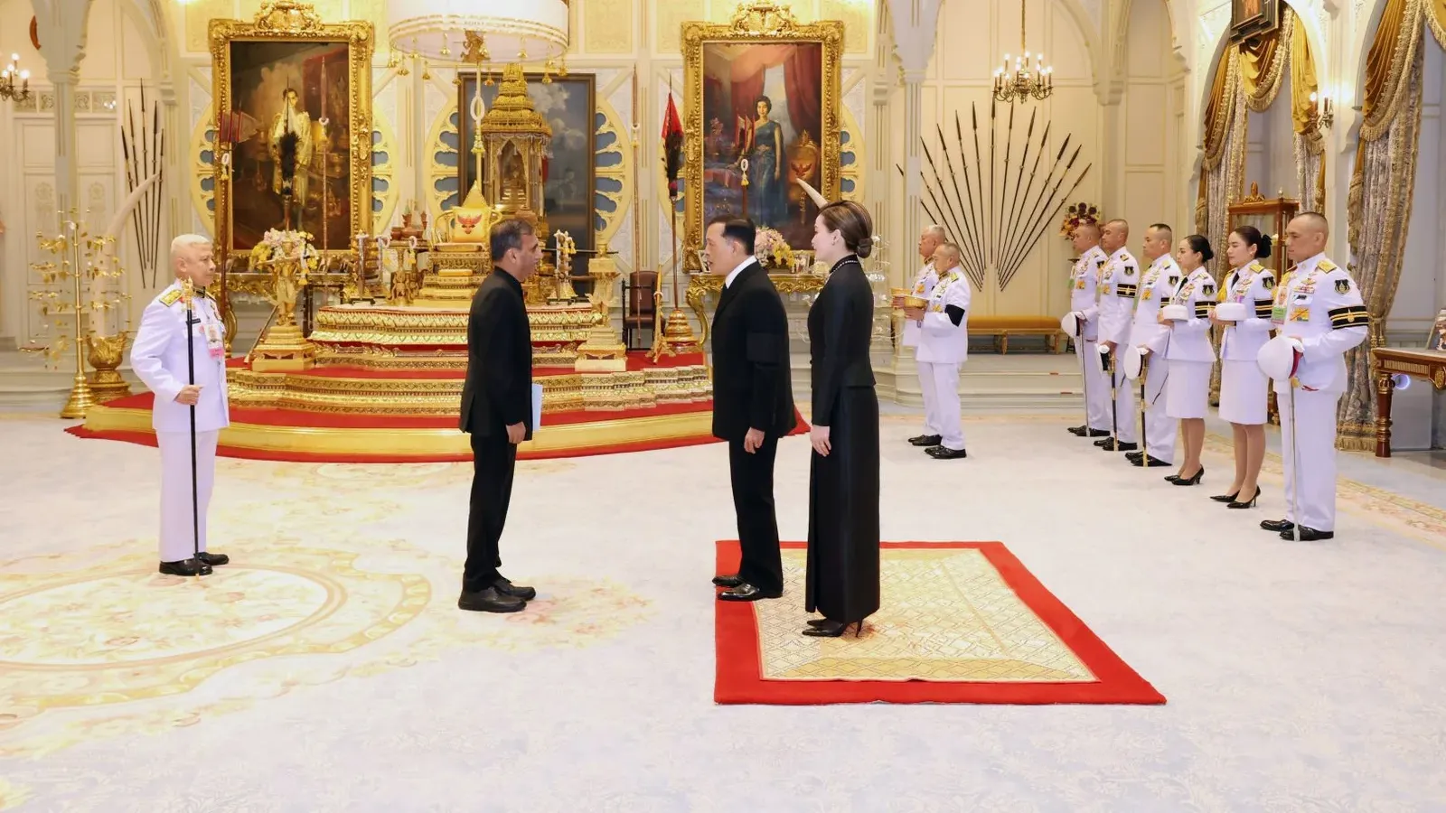 พระบาทสมเด็จพระเจ้าอยู่หัว และสมเด็จพระนางเจ้า ฯ พระบรมราชินี เสด็จออก ณ พระที่นั่งอัมพรสถาน พระราชวังดุสิต วันที่ 21 กันยายน 2569