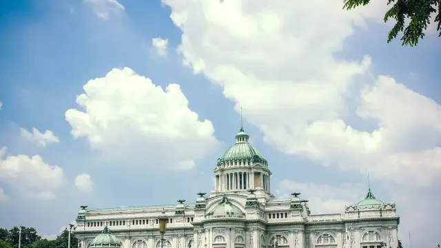 พระที่นั่งอนันตสมาคม ใน พระราชวังดุสิต มุมด้านหน้า ภาพถ่ายเมื่อ พ.ศ. 2560