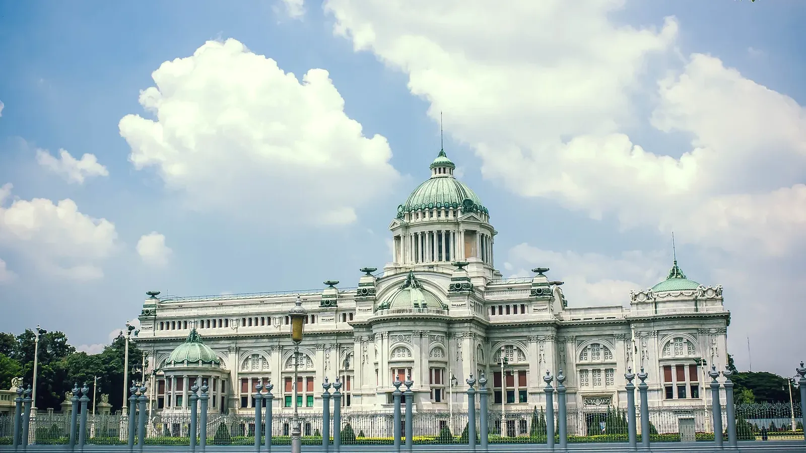 พระที่นั่งอนันตสมาคม ใน พระราชวังดุสิต มุมด้านหน้า ภาพถ่ายเมื่อ พ.ศ. 2560
