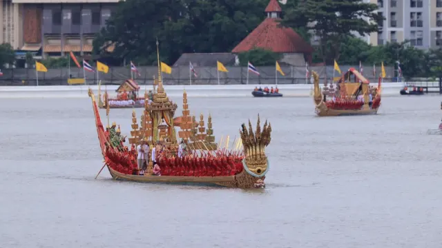 เรือพระที่นั่งอนันตนาคราช เป็นเรืออัญเชิญผ้าพระกฐิน ในขบวนพยุหยาตราทางชลมารค วันที่ 27 ตุลาคม 2567