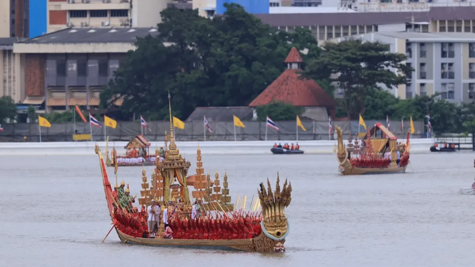 เรือพระที่นั่งอนันตนาคราช เป็นเรืออัญเชิญผ้าพระกฐิน ในขบวนพยุหยาตราทางชลมารค วันที่ 27 ตุลาคม 2567