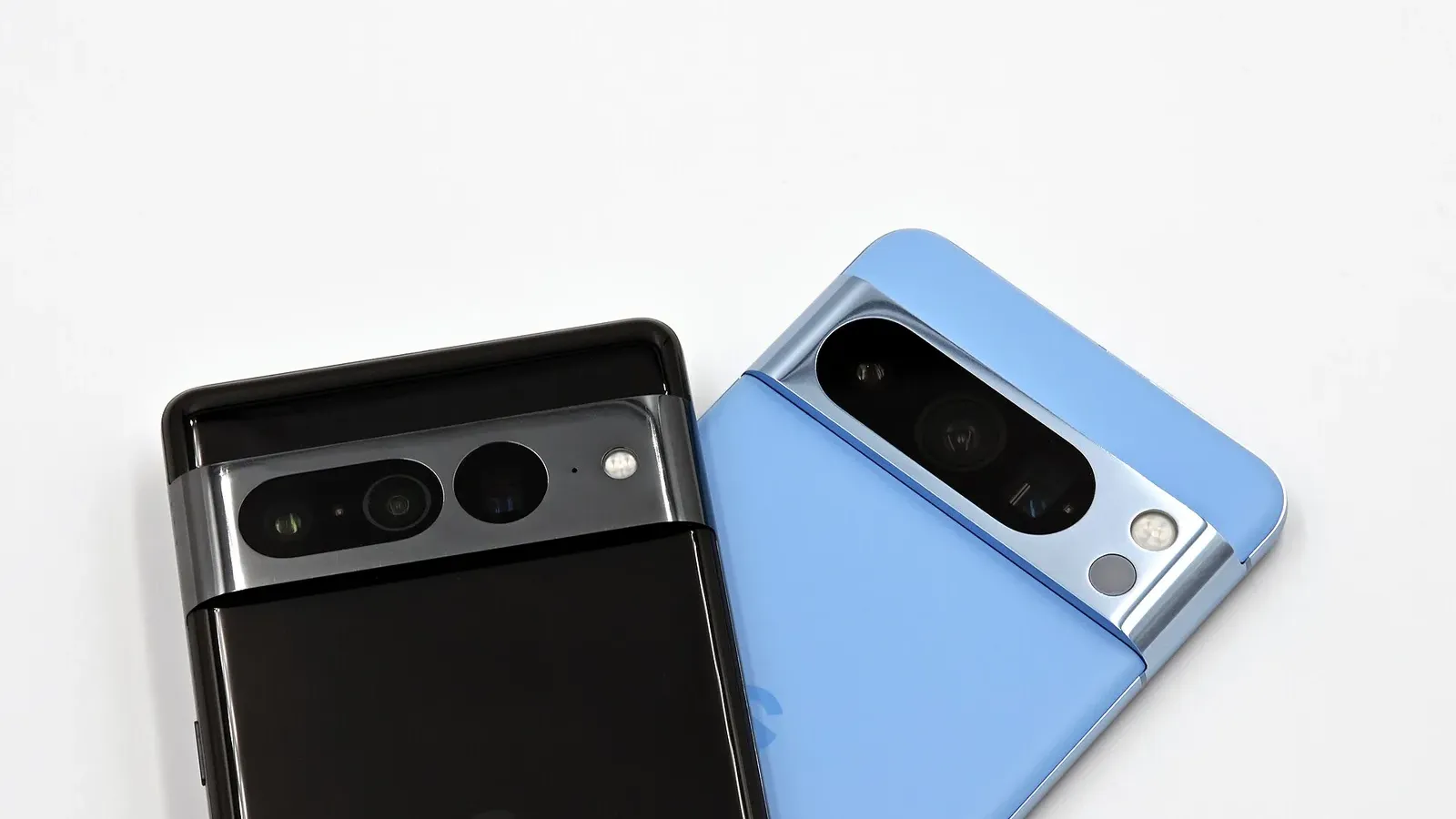 Google Pixel 8 Pro สีฟ้าวางคู่กับ Pixel 7 Pro สีดำ สองรุ่นที่อยู่ในรายชื่อรองรับ Android 17 QPR3