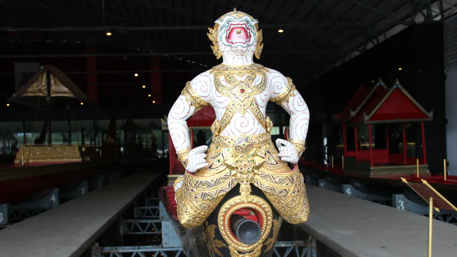 เรือรูปสัตว์ เรือกระบี่ปราบเมืองมาร โขนเรือรูปวานรร่างกายสีขาว ที่พิพิธภัณฑสถานแห่งชาติ เรือพระราชพิธี ภาพถ่ายเมื่อ พ.ศ. 2558