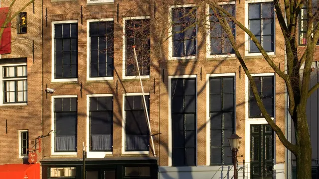 บ้านแอนน์ แฟรงค์ อัมสเตอร์ดัม อาคารอิฐริมคลอง Prinsengracht ภาพถ่ายเมื่อ 8 มีนาคม 2009