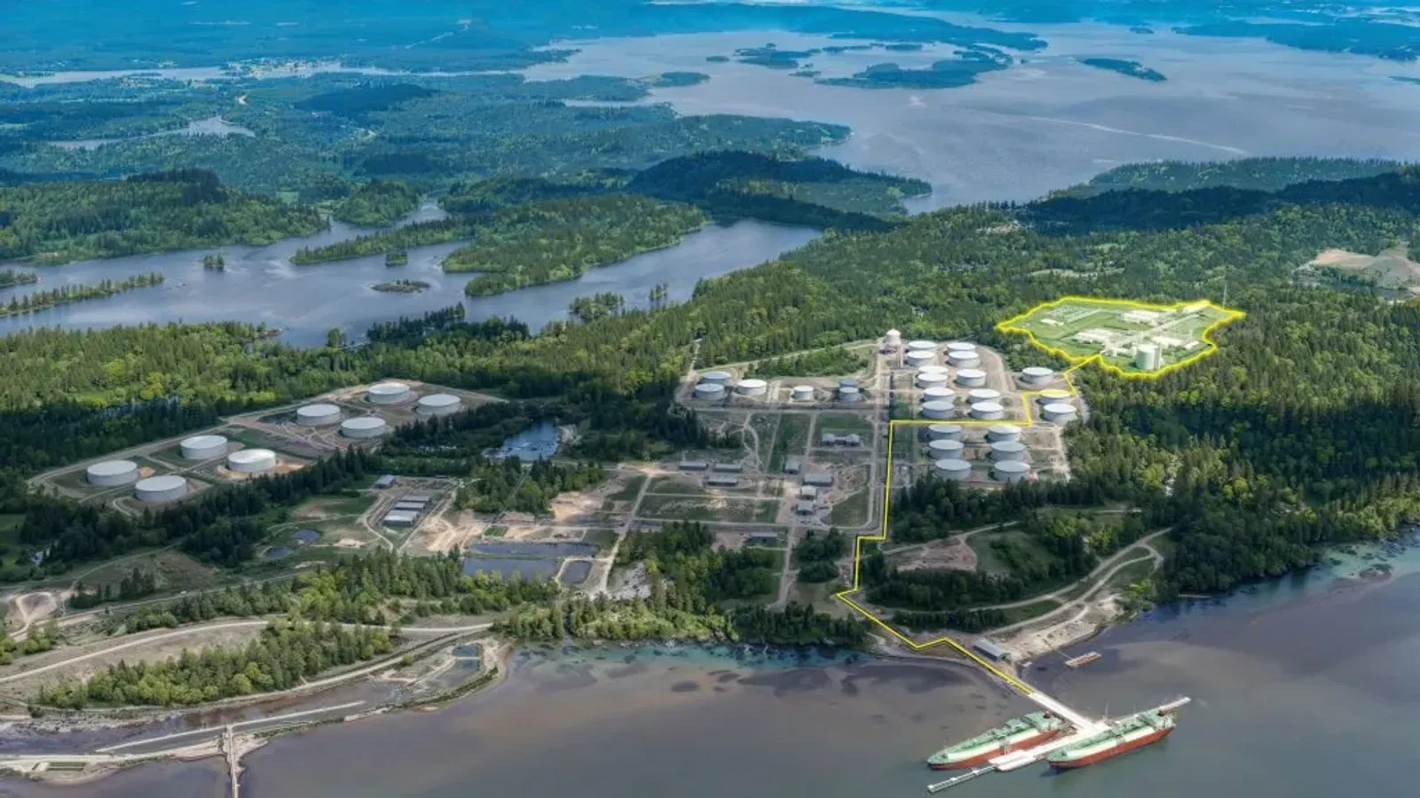 ภาพมุมสูงพื้นที่ Point Tupper ของ EverWind ใน Nova Scotia ที่ตั้งดาต้าเซ็นเตอร์ Anthropic แห่งใหม่ มีถังเก็บเชื้อเพลิง ท่าเรือน้ำลึก และพื้นที่พัฒนาที่ไฮไลต์ไว้