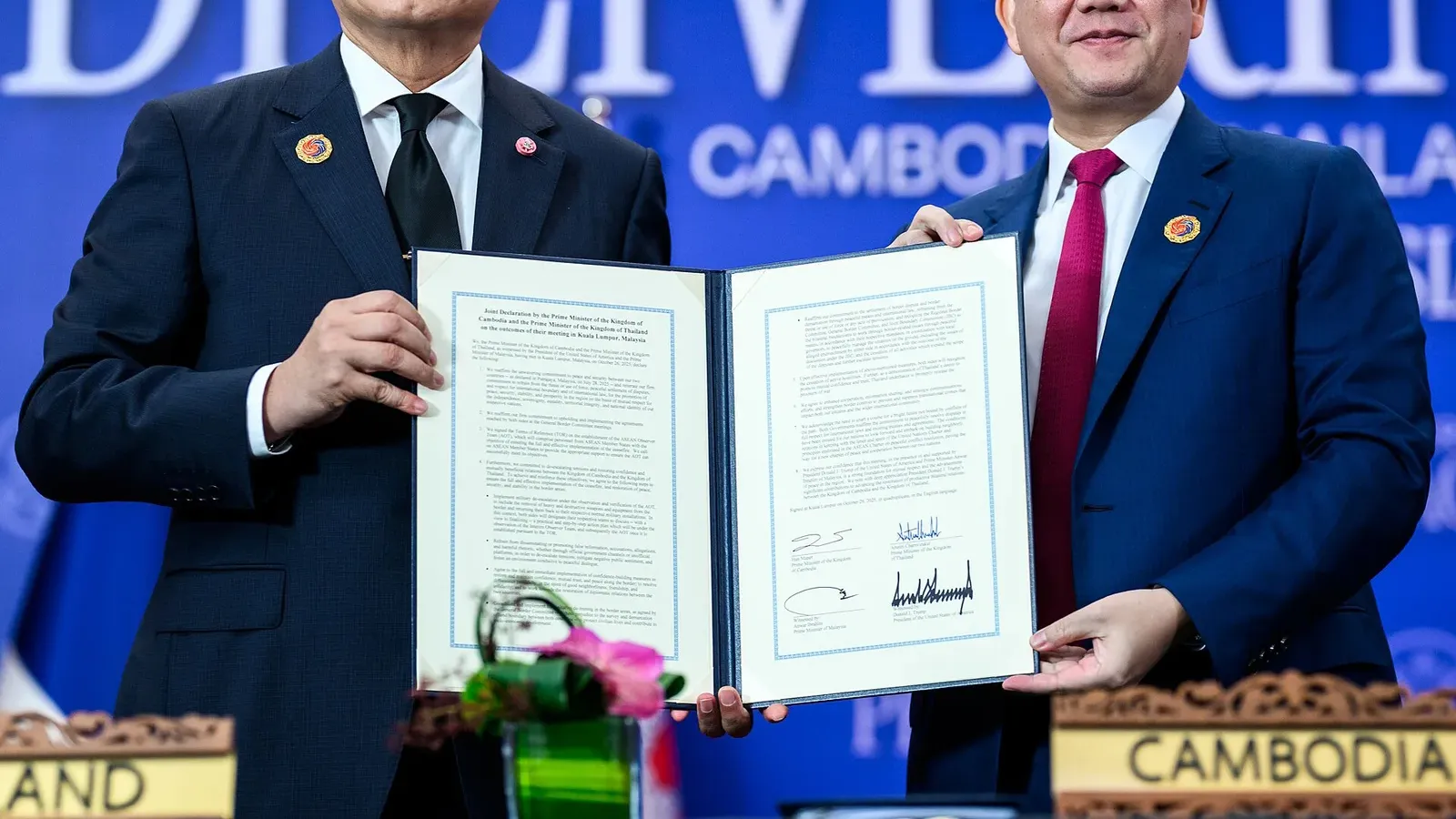 ผู้นำรัฐบาลอนุทิน นายอนุทิน ชาญวีรกูล กับสมเด็จฮุน มาเนต ถือเอกสารถ้อยแถลงร่วมที่กรุงกัวลาลัมเปอร์ 26 ต.ค. 2568