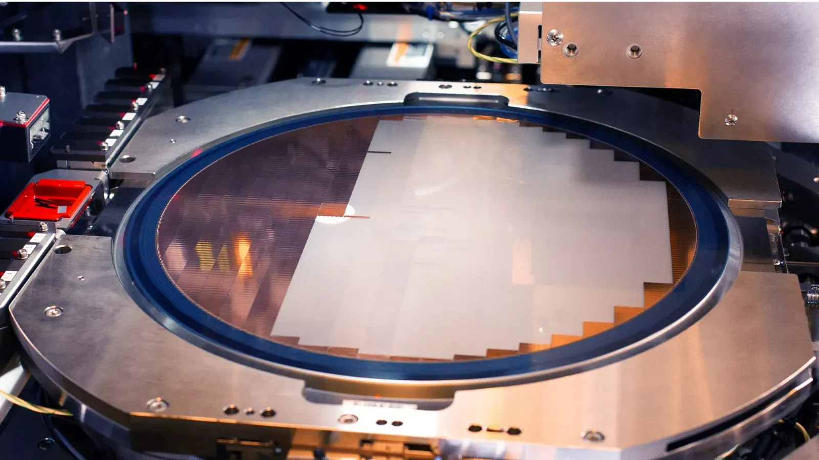 เวเฟอร์บนเครื่อง die-mount สำหรับงานแพ็กเกจ EMIB ของ Intel Foundry ภาพจากหน้าเทคโนโลยีแพ็กเกจขั้นสูงของ Intel