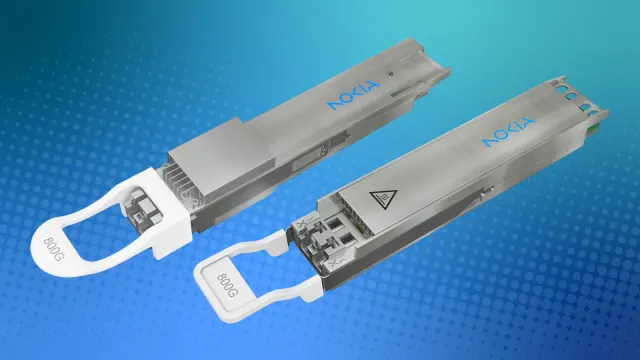 ภาพผลิตภัณฑ์ของ Nokia แสดงออปติกแบบเสียบได้ ICE-X 800G สองรูปแบบ (QSFP-DD และ OSFP) ซึ่งเป็นตระกูลเดียวกับที่ Arelion ใช้ทดสอบ