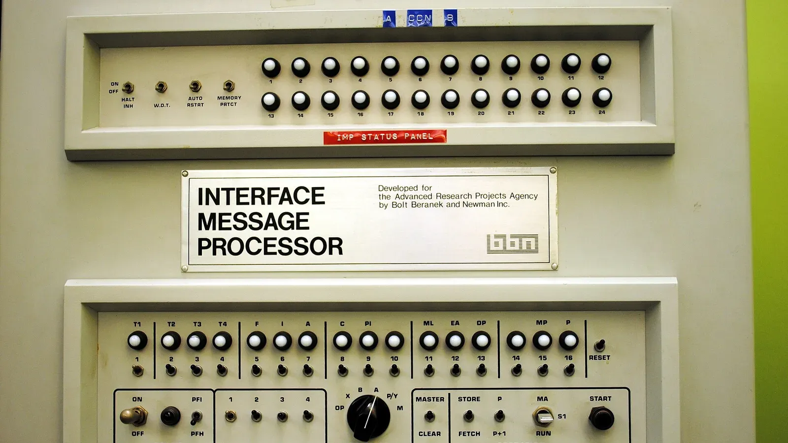 แผงหน้าของ Interface Message Processor (IMP) เครื่องที่ใช้ในห้อง 3420 Boelter Hall ของ UCLA เพื่อส่งข้อความแรกบน ARPANET มีป้ายระบุว่าพัฒนาให้ Advanced Research Projects Agency โดย Bolt Beranek and Newman ถ่ายเมื่อปี 2011