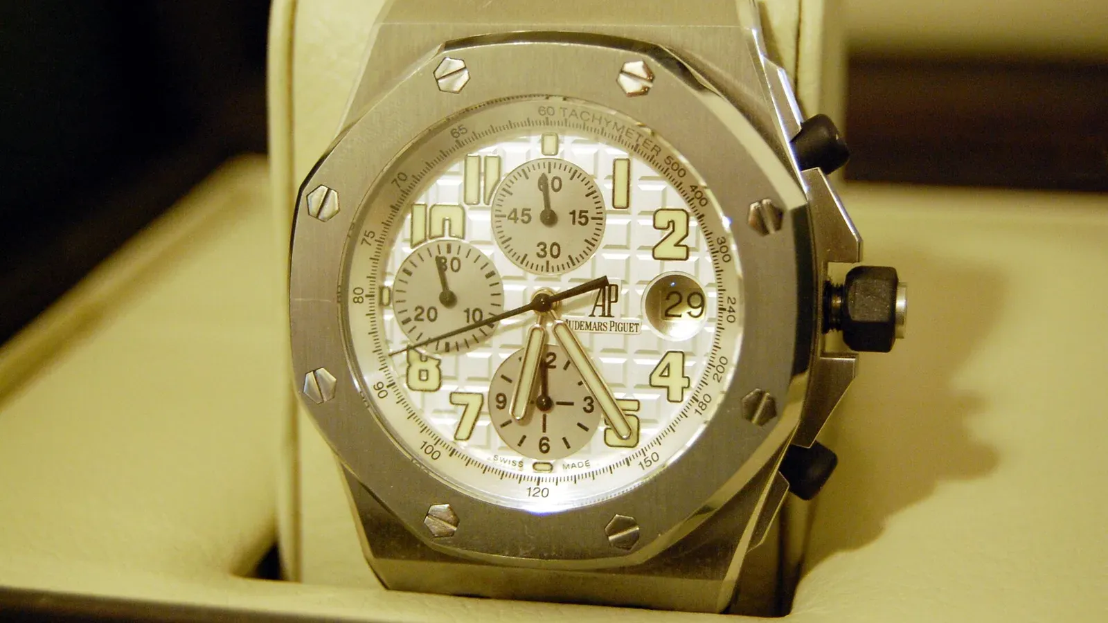 นาฬิกา Audemars Piguet Royal Oak Offshore โครโนกราฟ ตัวเรือนสตีล วางในกล่อง หนึ่งในคอลเลกชันที่ปรากฏบน The Watch Keepers