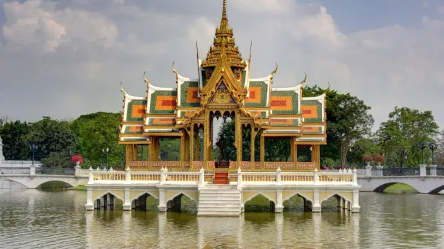 พระที่นั่งไอศวรรย์ทิพยอาสน์ กลางสระน้ำใน พระราชวังบางปะอิน จังหวัดพระนครศรีอยุธยา