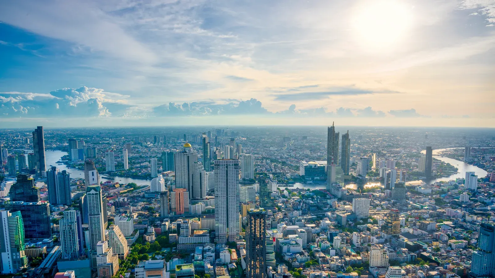 เส้นขอบฟ้ากรุงเทพฯ และแม่น้ำเจ้าพระยาจากมุมสูง เมืองที่ผู้อ่าน Condé Nast Traveller โหวตให้เป็นเมืองที่ดีที่สุดในโลก 2026