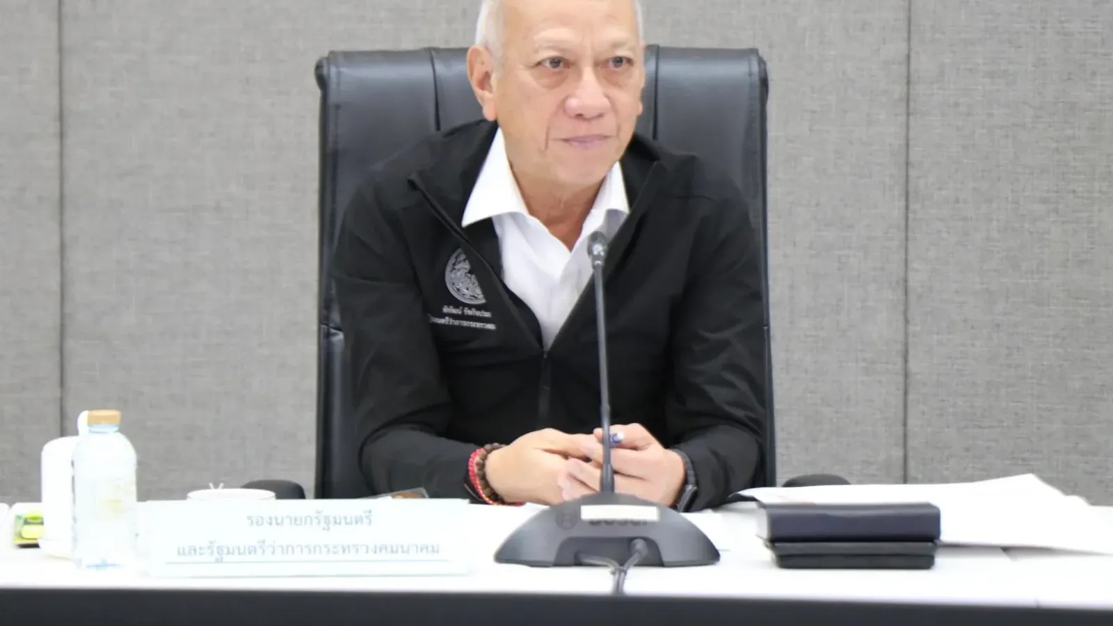 นายพิพัฒน์ รัชกิจประการ รองนายกรัฐมนตรีและรัฐมนตรีว่าการกระทรวงคมนาคม ในภาพที่รัฐบาลเผยแพร่ประกอบข่าวการประชุมคณะกรรมการนโยบายระบบตั๋วร่วม (คนต.) 7 ตุลาคม 2026