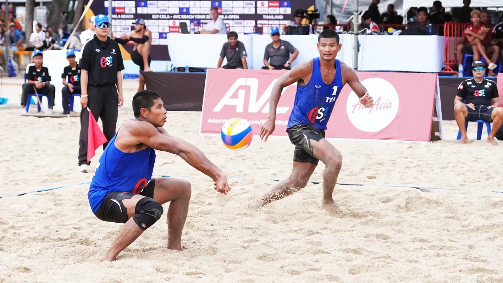 นักวอลเลย์บอลชายหาดชายทีมชาติไทยสองคนในเสื้อแข่งสีน้ำเงิน THA ย่อตัวรับลูกบนสนามทราย AVC Beach Tour Samila Open 2026 ที่สงขลา ภาพประกอบข่าววอลเลย์บอลชายหาด U21 ร้อยเอ็ด