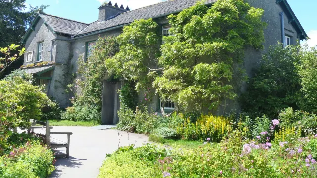 บ้าน Beatrix Potter หรือ Hill Top ที่ Near Sawrey กับทางเดินหินและสวนดอกไม้หน้าบ้าน ภาพถ่ายเมื่อ 21 มิถุนายน 2019
