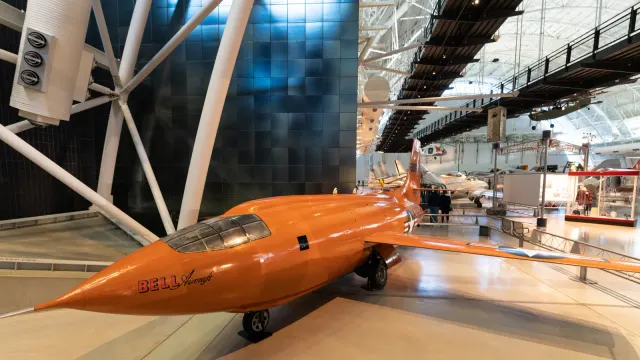 เครื่องบิน Bell X-1 ลำแรก หมายเลข 46-062 ชื่อ Glamorous Glennis สีส้ม จัดแสดงที่ศูนย์ Steven F. Udvar-Hazy ของ Smithsonian ภาพถ่ายเมื่อมกราคม 2023