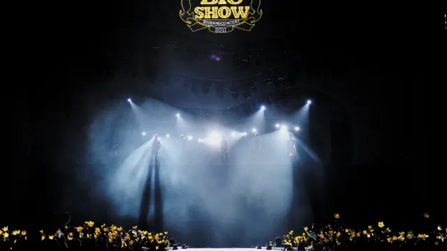 BIGBANG บนเวทีคอนเสิร์ต Big Show ปี 2011 แฟนเพลงชูแท่งไฟมงกุฎสีเหลือง วงที่จะมาคอนเสิร์ต BIGBANG ราชมังคลา 7–8 พ.ย. 2569