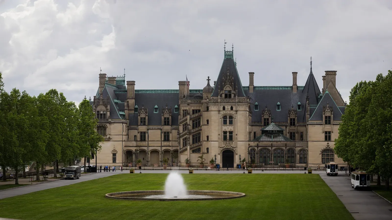 ด้านหน้า Biltmore House ใน Biltmore Estate มองจากลาน Esplanade เห็นสนามหญ้า น้ำพุ และแนวต้นไม้สองข้าง