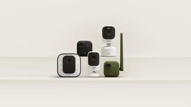 กล้อง Blink รุ่นใหม่ 5 รุ่น Spotlight Cam 2K+, Outdoor 2K XR+, Mini 4K+, Mini Pan-Tilt 2K+ และ Frontier XR+ วางเรียงกันบนพื้นสีครีม