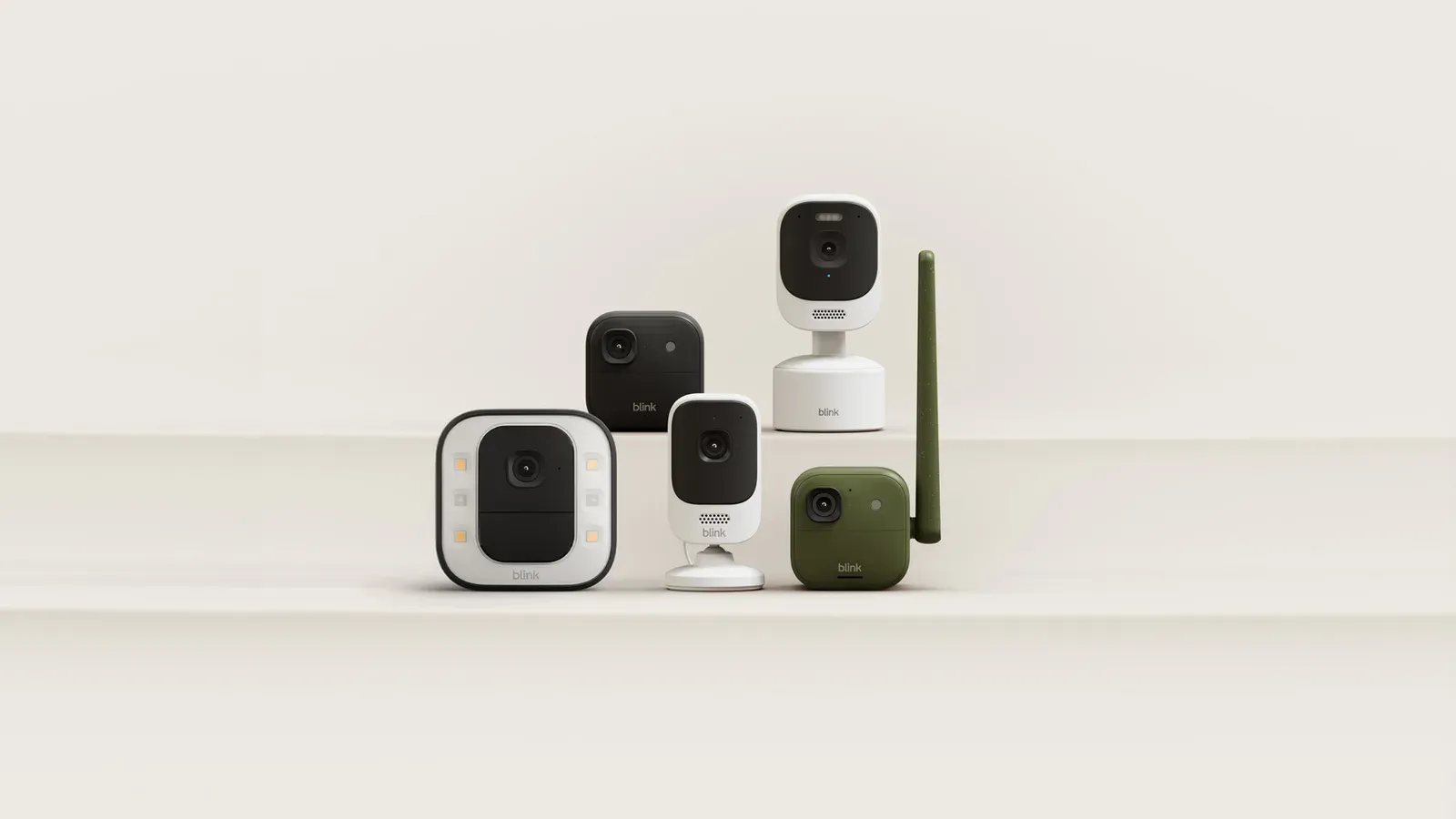 กล้อง Blink รุ่นใหม่ 5 รุ่น Spotlight Cam 2K+, Outdoor 2K XR+, Mini 4K+, Mini Pan-Tilt 2K+ และ Frontier XR+ วางเรียงกันบนพื้นสีครีม