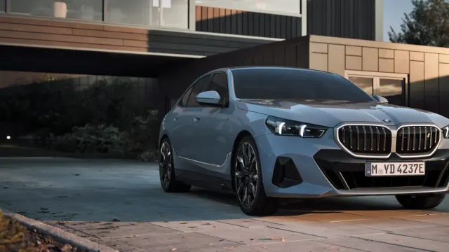 BMW i5 eDrive40 สีเทาฟ้าจอดหน้าบ้าน กระจังหน้าไตคู่มีไฟเรืองแสง ภาพจากหน้ารุ่น i5 ของ BMW ประเทศไทย