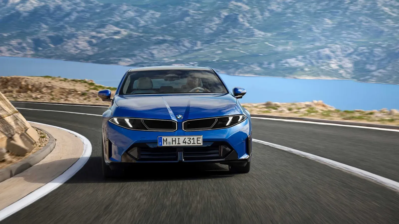 BMW i3 50 xDrive รุ่นใหม่สีน้ำเงินแล่นบนถนนเลียบทะเล
