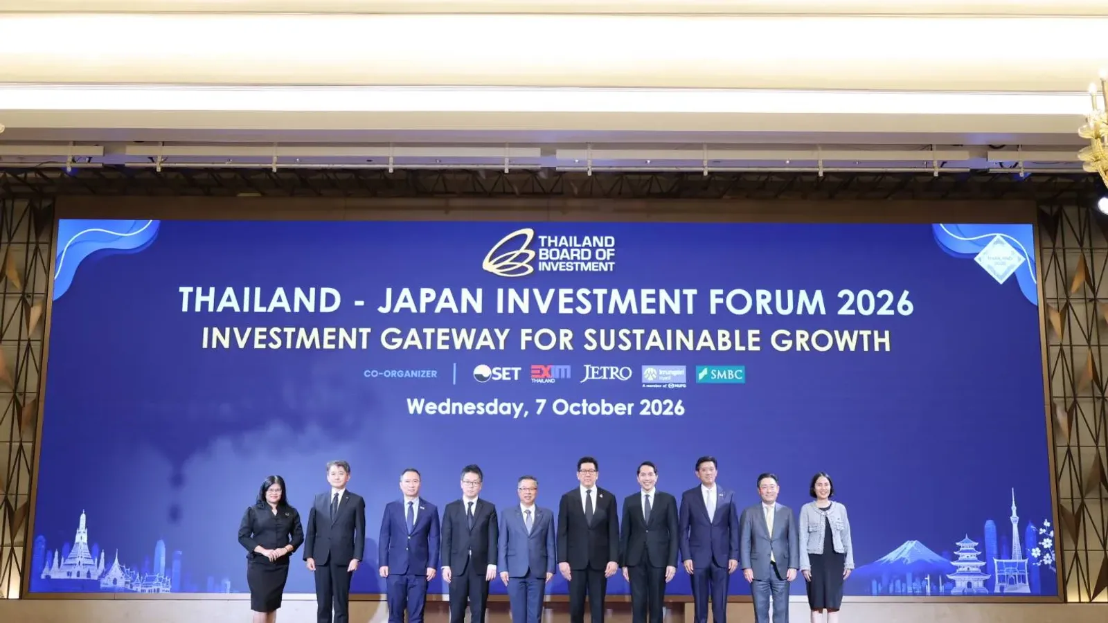 ผู้ร่วมงานถ่ายภาพบนเวทีหน้าป้าย Thailand–Japan Investment Forum 2026 ที่บีโอไอจัดร่วมกับ SET, EXIM BANK, JETRO, กรุงศรี และ SMBC วันพุธที่ 7 ตุลาคม 2026