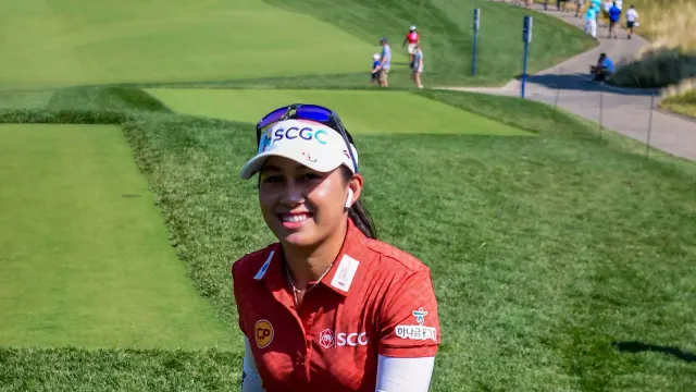 จีโน่ อาฒยา ฐิติกุล แชมป์เก่า Buick LPGA Shanghai 2026 ในชุดแข่งเสื้อโปโลสีแดง หมวกแก๊ปและรองเท้ากอล์ฟ เดินบนแฟร์เวย์ในรอบสุดท้าย KPMG Women's PGA Championship เมื่อ 26 มิถุนายน 2022