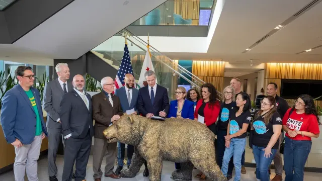ผู้ว่าการรัฐแคลิฟอร์เนีย Gavin Newsom ลงนามกฎหมายคุ้มครองแรงงานจาก AI ร่วมกับสมาชิกสภานิติบัญญัติ ผู้นำแรงงาน และพนักงาน