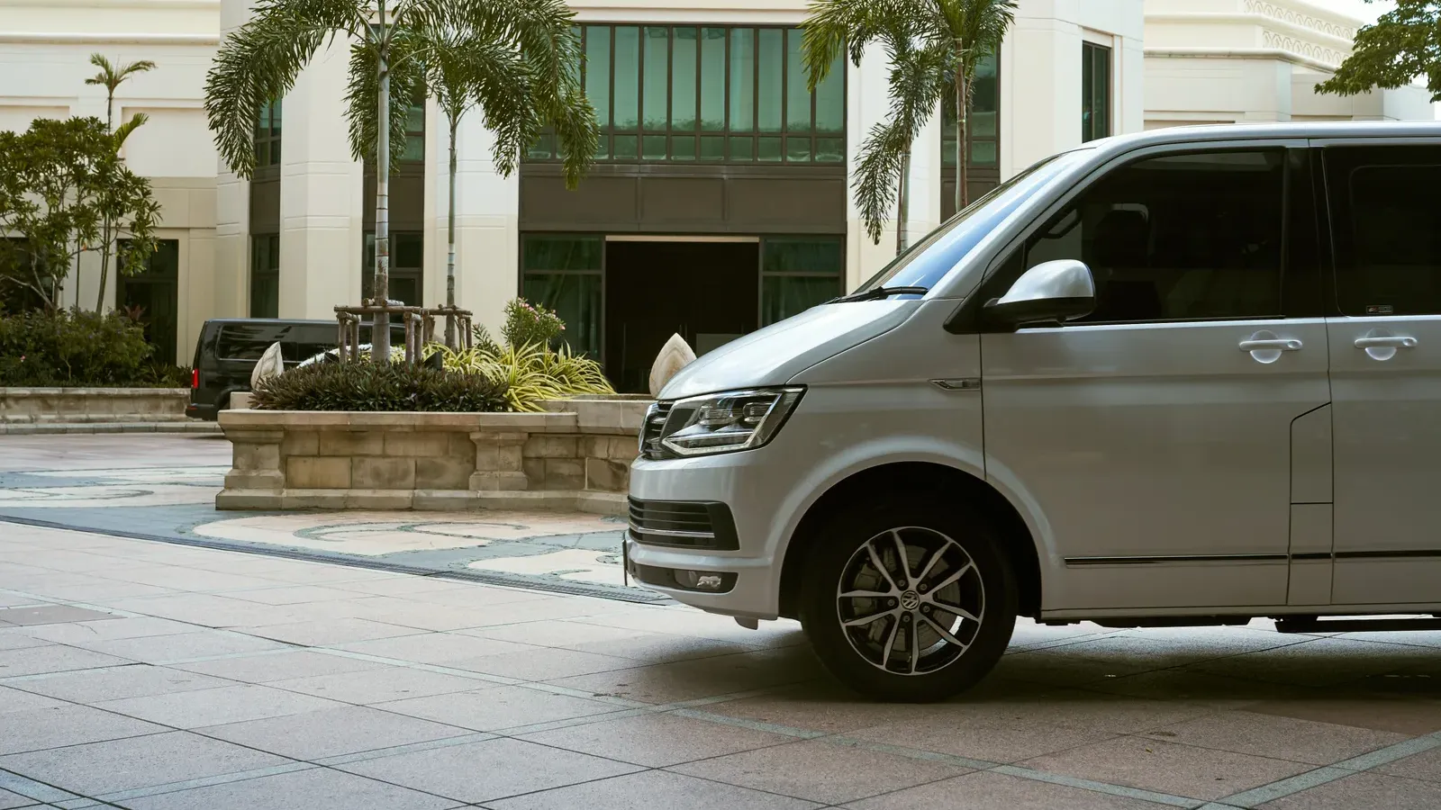 Volkswagen THAIYARNYON Caravelle สีเงินจอดหน้าโรงแรม ภาพจากแถลงข่าวเปิดตัว Caravelle รุ่นพิเศษ Mother of Pearl Edition ปี 2022