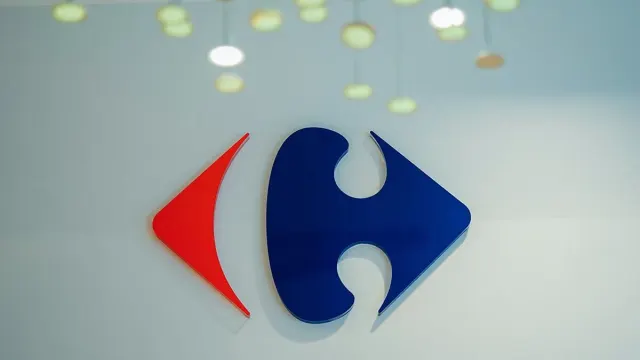โลโก้ Carrefour บนผนังภายในอาคาร ภาพประกอบประกาศขายแล้วเช่ากลับร้าน 35 สาขา