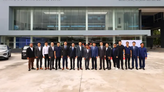 อาคาร CHANGAN Battery & E-Drive Service Center ในไทย ป้าย NING SERVICE ของ Contemporary Amperex Tech Co., Ltd. (CATL) พร้อมผู้บริหารยืนเรียงแถวหน้าอาคาร