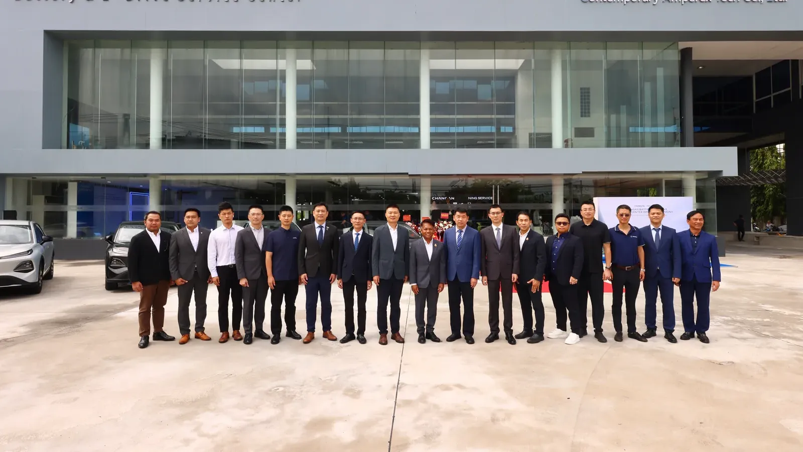 อาคาร CHANGAN Battery & E-Drive Service Center ในไทย ป้าย NING SERVICE ของ Contemporary Amperex Tech Co., Ltd. (CATL) พร้อมผู้บริหารยืนเรียงแถวหน้าอาคาร