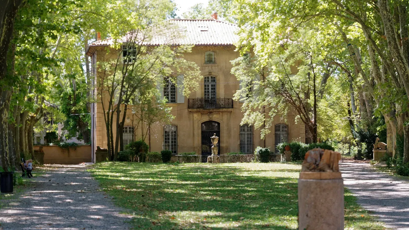 บ้าน Cézanne หรือ Bastide du Jas de Bouffan มองจากทางเดินในสวน ภาพถ่ายเดือนสิงหาคม 2018