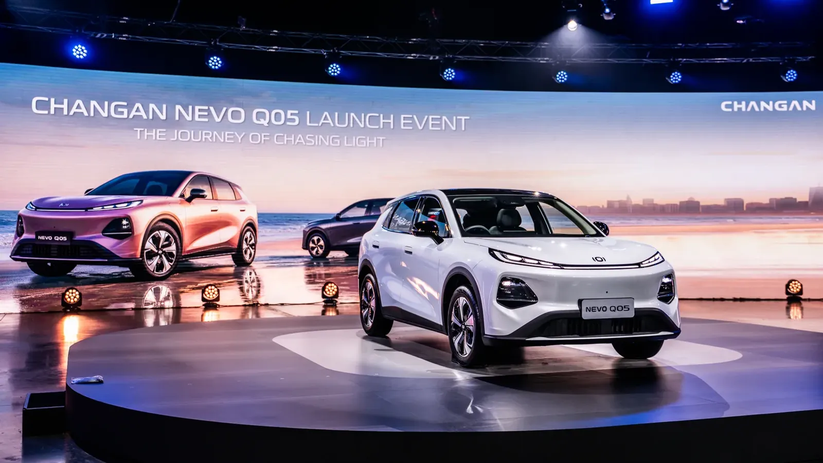 Changan NEVO Q05 สีขาวบนเวทีงานเปิดตัวในไทย มีป้าย CHANGAN NEVO Q05 LAUNCH EVENT ด้านหลัง
