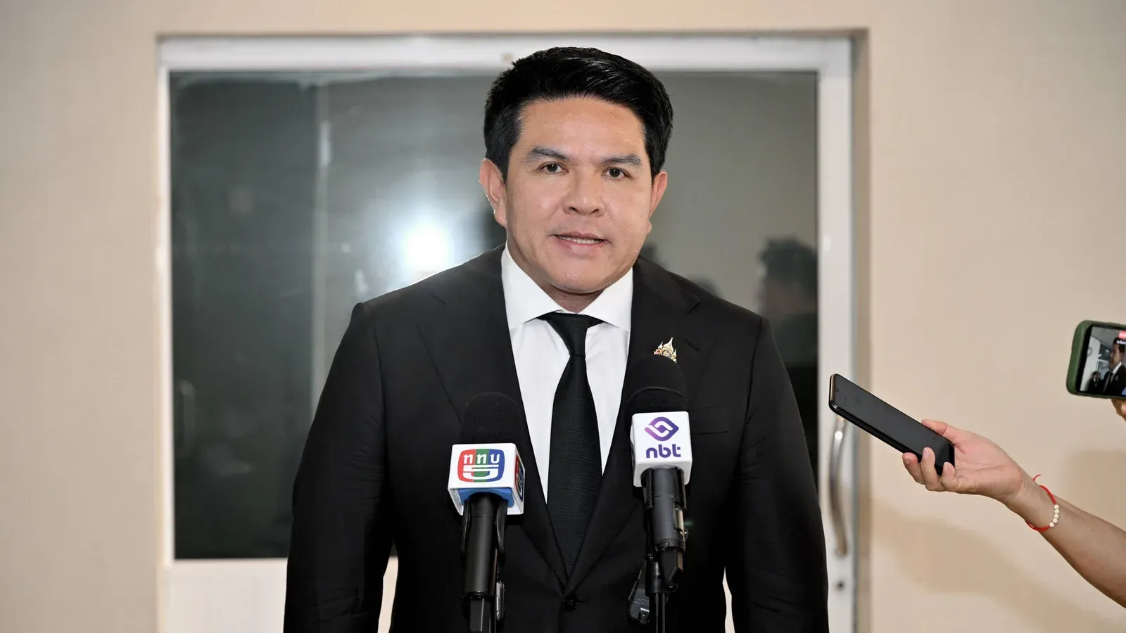 นายสุรศักดิ์ พันธ์เจริญวรกุล รัฐมนตรีว่าการกระทรวงการท่องเที่ยวและกีฬา ให้สัมภาษณ์สื่อที่ทำเนียบรัฐบาลกรณีสถานทูตจีนเตือนพลเมืองเรื่องความปลอดภัย
