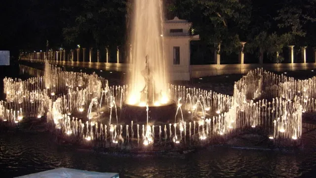 บริเวณหน้า พระตำหนักจิตรลดารโหฐาน ยามค่ำคืน วันที่ 5 ธันวาคม 2552