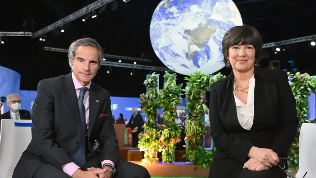 Christiane Amanpour หัวหน้าผู้ประกาศข่าวต่างประเทศของ CNN นั่งคู่กับ Rafael Mariano Grossi ผู้อำนวยการใหญ่ IAEA ในการสัมภาษณ์ระหว่างการประชุม COP26 ที่กลาสโกว์ ปี 2021