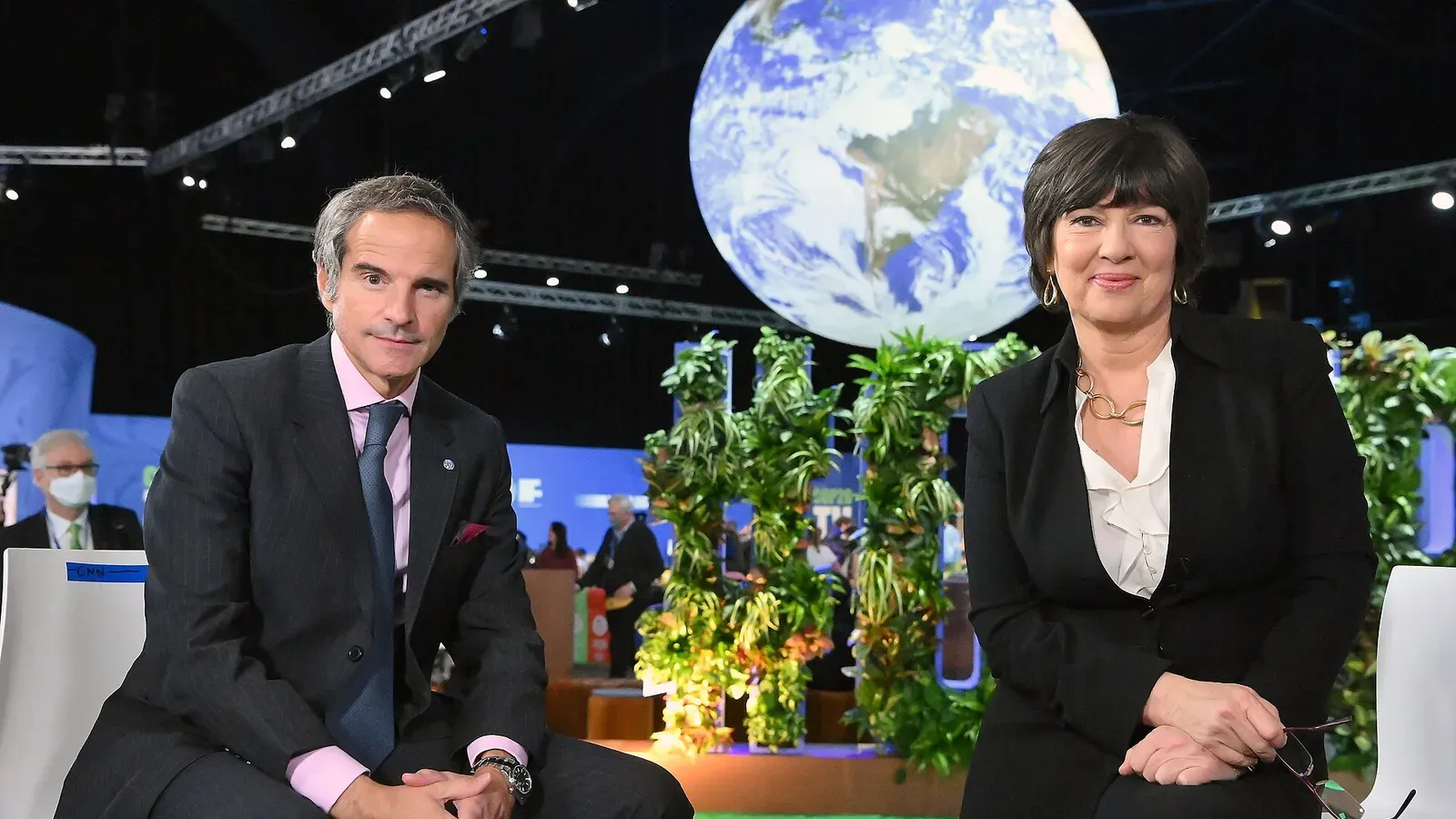 Christiane Amanpour หัวหน้าผู้ประกาศข่าวต่างประเทศของ CNN นั่งคู่กับ Rafael Mariano Grossi ผู้อำนวยการใหญ่ IAEA ในการสัมภาษณ์ระหว่างการประชุม COP26 ที่กลาสโกว์ ปี 2021