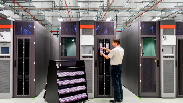 ช่างเทคนิคทำงานกับตู้เซิร์ฟเวอร์ในศูนย์ข้อมูลของ Google ภาพประกอบเรื่องค่าย้ายระบบขึ้นคลาวด์