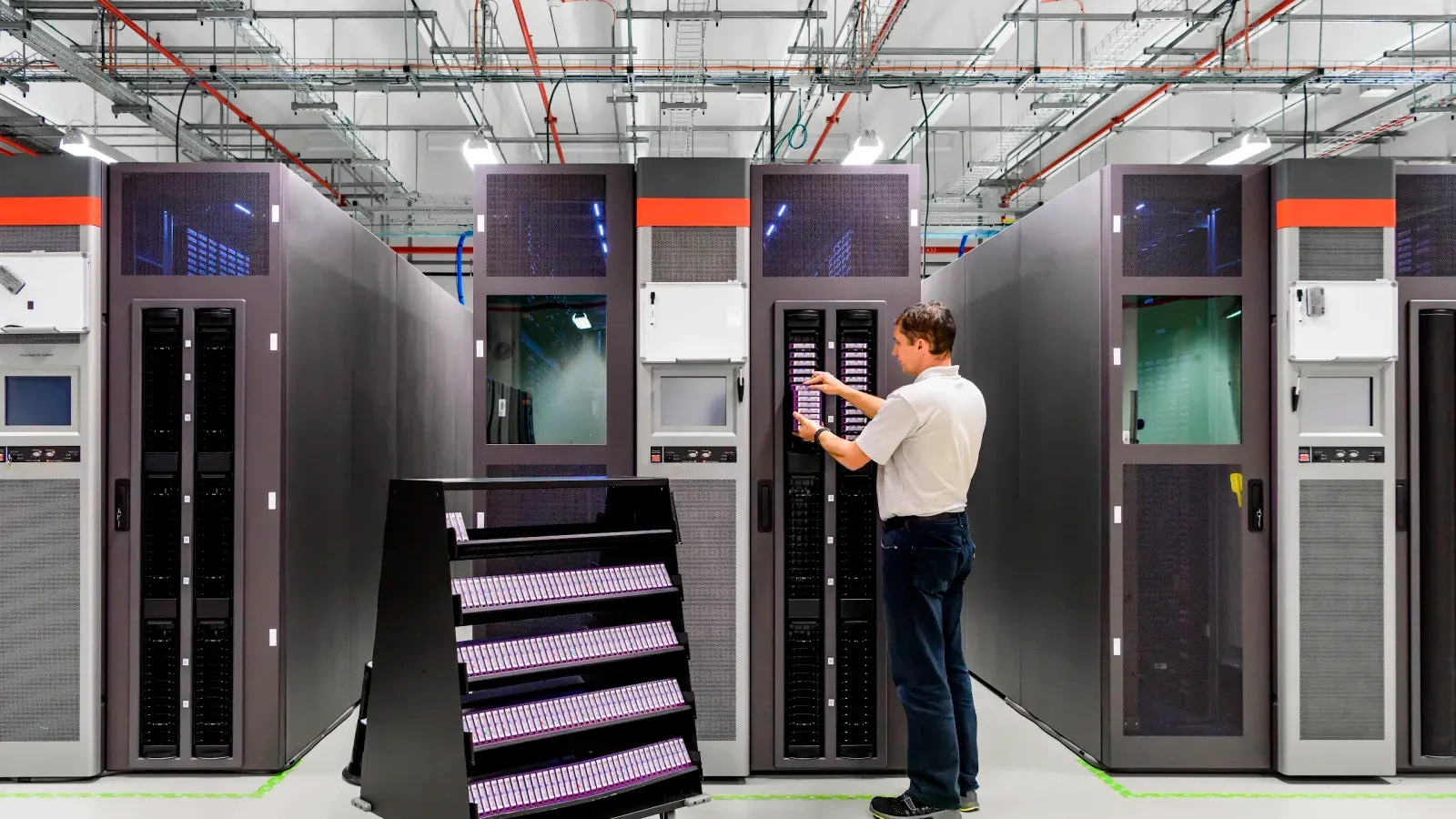 ช่างเทคนิคทำงานกับตู้เซิร์ฟเวอร์ในศูนย์ข้อมูลของ Google ภาพประกอบเรื่องค่าย้ายระบบขึ้นคลาวด์