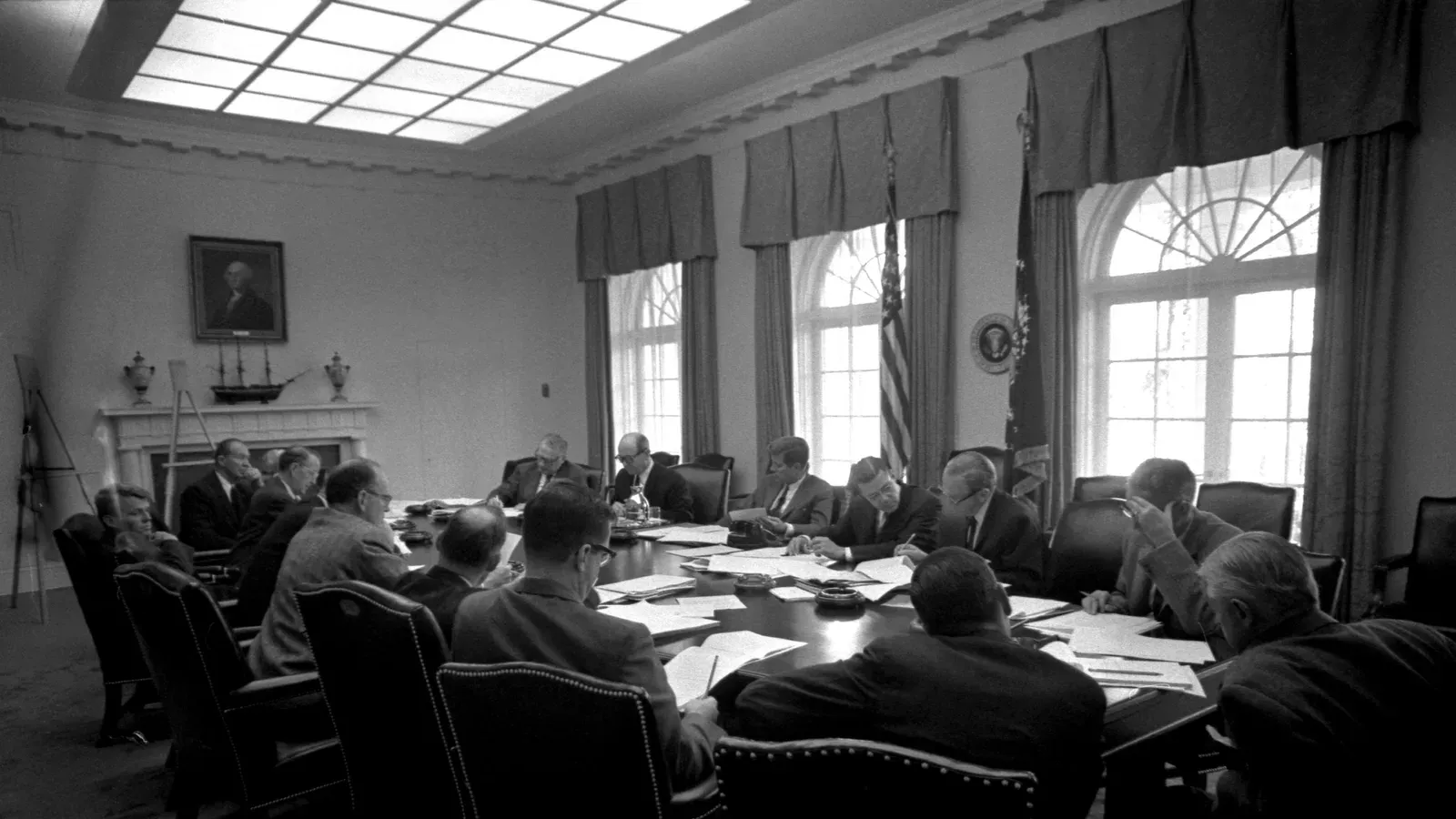 ประธานาธิบดี John F. Kennedy ประชุมกับคณะกรรมการบริหารของสภาความมั่นคงแห่งชาติ (ExComm) เรื่องวิกฤตการณ์คิวบาที่ทำเนียบขาว เมื่อ 29 ตุลาคม 1962 หนึ่งวันหลังโซเวียตประกาศรื้อขีปนาวุธ